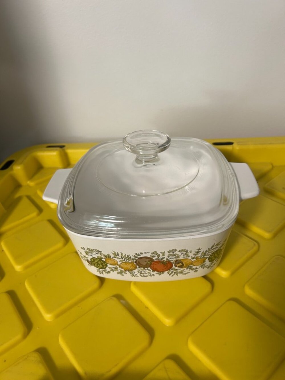 Vintage Corning Ware 6-cup Casserole Dish Made in Canada comes with Lid